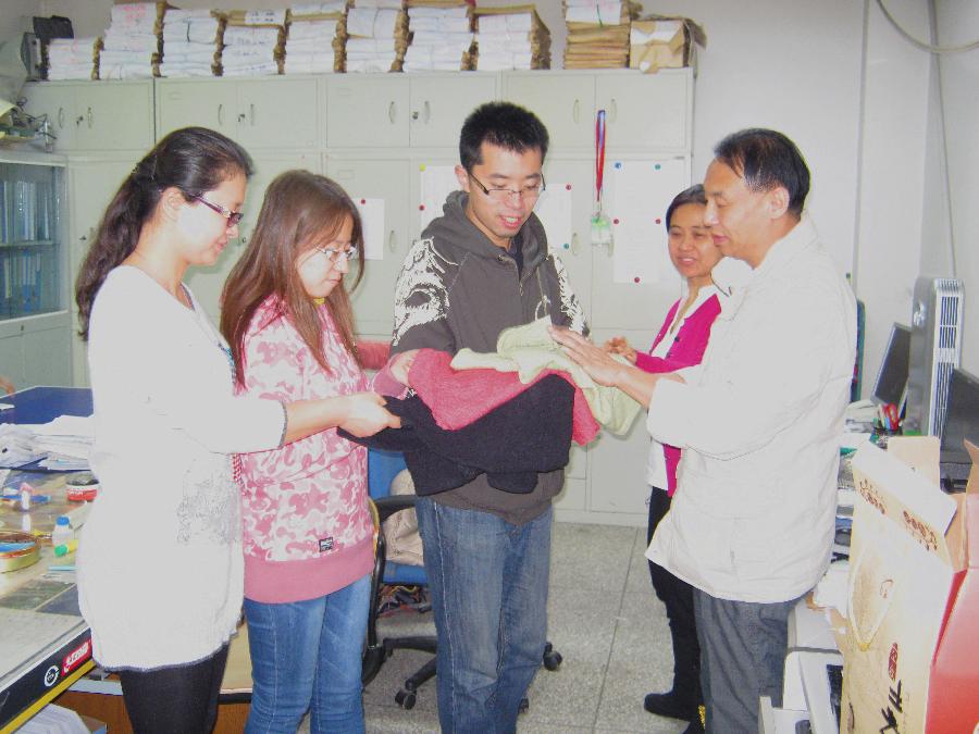 班主任们为教师们捐赠的毛衣讨论选择适合的捐赠对象 班主任们为教师们捐赠的毛衣讨论选择适合的捐赠对象